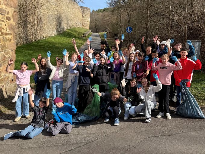 Eine Gruppe Schülerinnen und Schüler beim Gruppenbild.