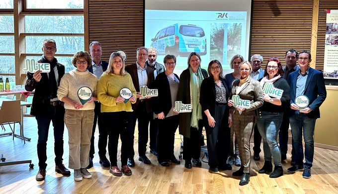 Gruppenbild mit 15 Teilnehmenden aus den Kommunen