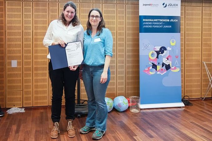 Die betreuenden Lehrerinnen Teresa Behner und Janina Oberle nahmen den MINTSPACE Schulpreis entgegen. 