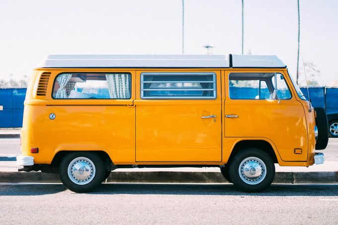 Ein glänzender VW Bulli von der Seite.