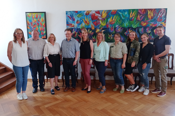 Auf dem Bild stehen von links nach rechts Birgit Olzem (Personalamt) (v.l.), Kurt Reidenbach (Amtsleiter), Sabine Preiser-Marian (Bürgermeisterin), Gina Burgwinkel-Ernst, Marina Müller, Julia Bongartz, Vanessa Brotzmann (Gleichstellungsbeauftragte), Denise Stein (Personalrat) und Stefan Lott im historischen Ratssaal. 