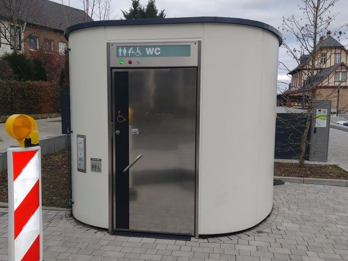 Das neue WC-Häuschen nahe des Bahnhofs.