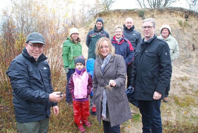 Das Bild zeigt die Akteure beim Einsetzen des Edelkrebses am Ostweiher der Naturschutzstation