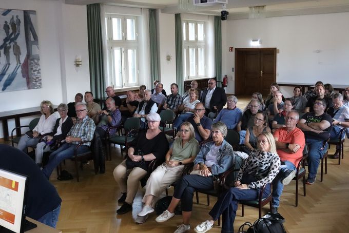 35 Bürger sitzen im Rats- und Bürgersaal