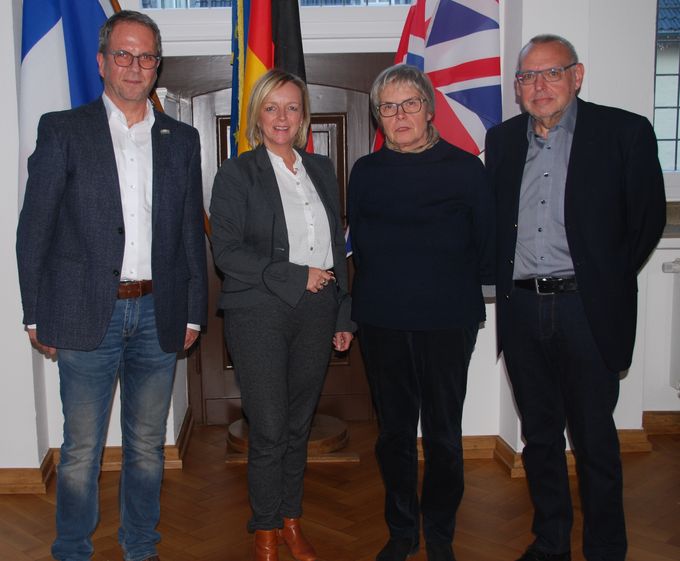 Das Bild zeigt von links: Ulrich Ley, Bürgermeisterin Sabine Preiser-Marian, Astrid Krisinger, Hans Orth