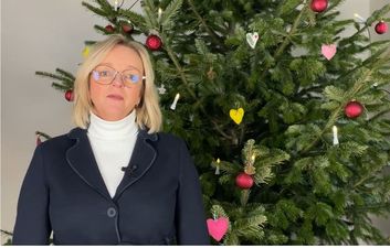 Das Bild zeigt die Bürgermeisterin Frau Preiser-Marian vor dem Weihnachtsbaum