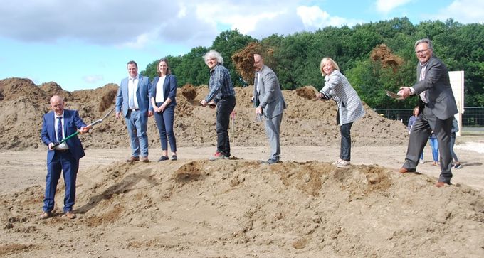 Das Bild zeigt den Ersten Spatenstich zum NORMA-Neubau in Wald