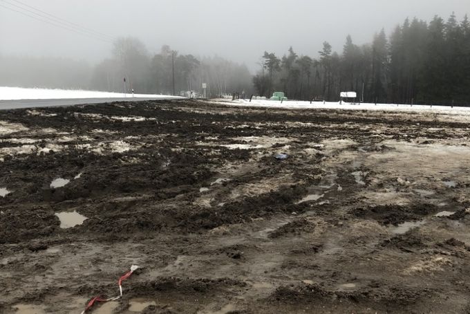 Das Bild zeigt verschlammte Parkflächen am Michelsberg