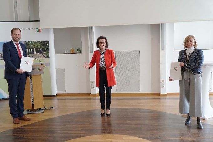 Das Bild zeigt von links: Beigeordneter Robert Voigtsberger, Stadt Köln, Regierungspräsidentin Gisela Walsken und Bürgermeisterin Sabine Preiser-Marian