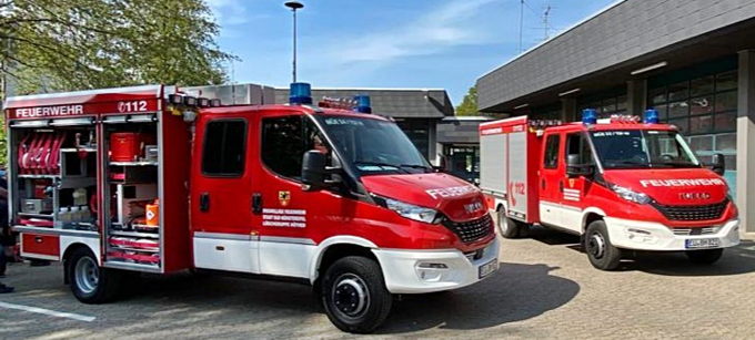 Das Bild zeigt die beiden neuen Feuerwehrfahrzeuge