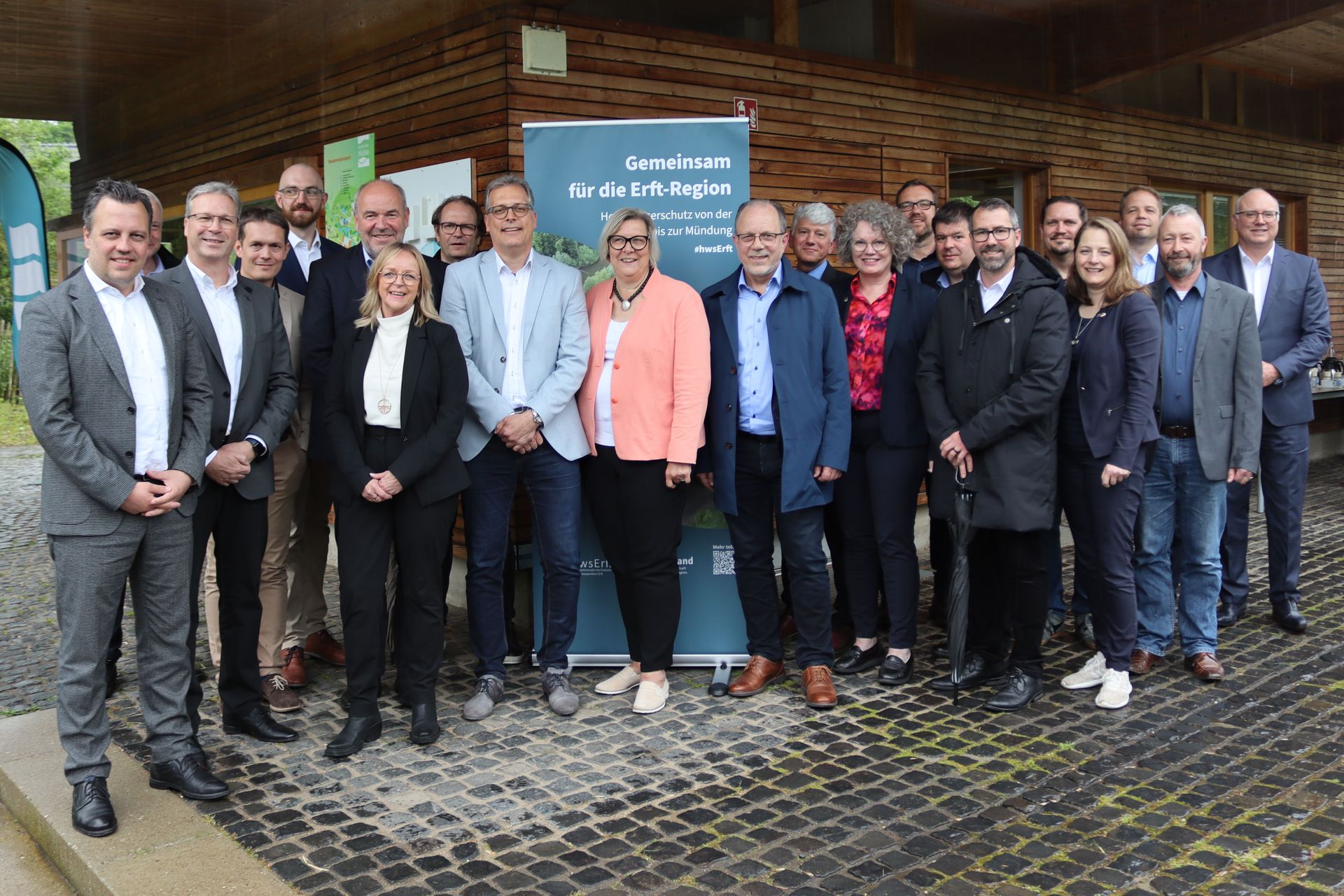 Gruppenbild der Bürgermeisterinnen und Bürgermeister sowie weiterer Vertreter der drei Kreise, 16 Städte und Gemeinden sowie des Erftverbands