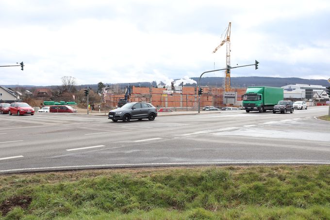Das Foto zeigt die Kreuzung L 194 und L 11 mit Autos und im Hintergrund den Neubau des Discounters