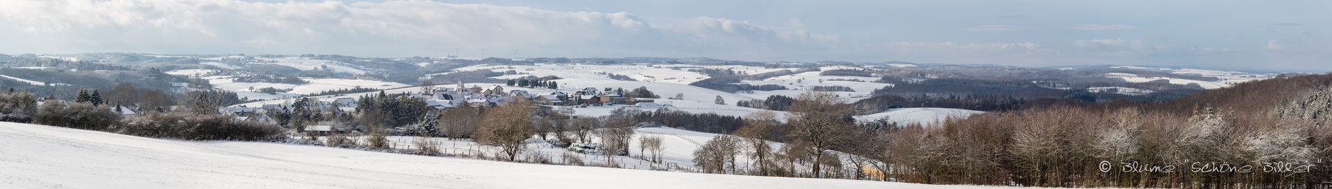 Das Bild zeigt ein verschneites Eifelpanorama vom Michelsberg aus
