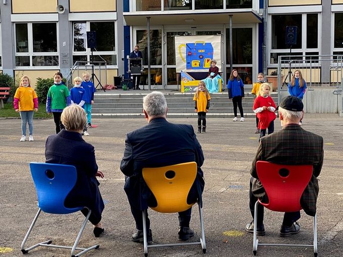 Das Bild zeigt die Verabschiedung von Frau Lüdenbach