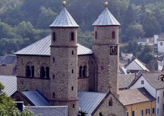 Das Bild zeigt die Stiftskirche Bad Münstereifel