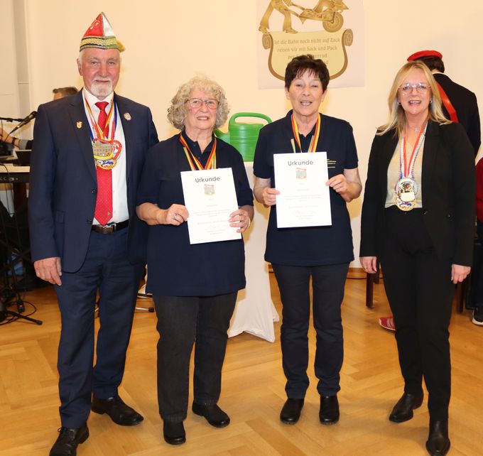 Mit Unterstützung von Michael Dormagen (Bezirksvertreter des Regionalverbandes im Bund Deutscher Karneval) (r.) verlieh Bürgermeisterin Sabine Preiser-Marian (r.) den Stadtorden an Renate Kurth (2.v.l.) und Brigitte August.