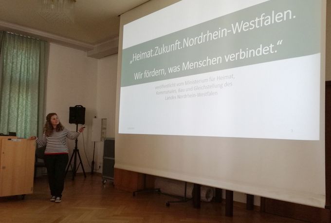 das Bild zeigt eine Mitarbeiterin der Stadtverwaltung bei der Präsentation der Förderprogramme Heimatinitiativen