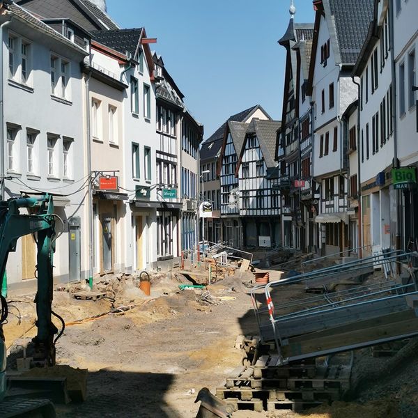 Das Bild zeigt die Orchheimer Straße im Wiederaufbau