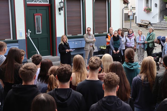 Hinterköpfe vieler Schülerinnen und Schüler, die auf die Bürgermeisterin schauen.