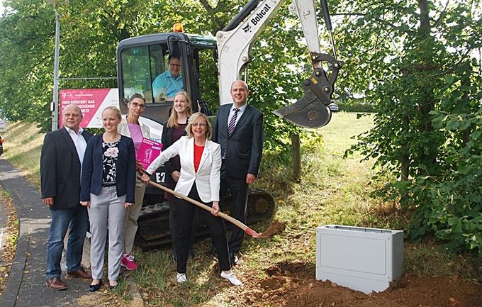 Das Bild zeigt den Beginn der Arbeiten zum Breitbandausbau in Eschweiler