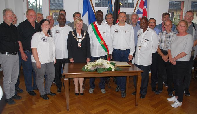 Das Bild zeigt die Bürgermeisterin, Mitglieder des Stadtrates und die Delegation aus Piéla bei der Feierstunde im Rathaus