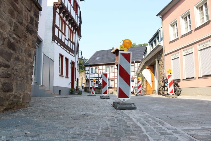 Die frisch gepflasterte Unnaustraße mit Baustellenbaken.