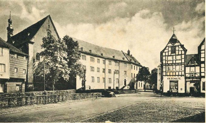 Das Bild zeigt das St. Michael-Gymnasium in den 1930er Jahren