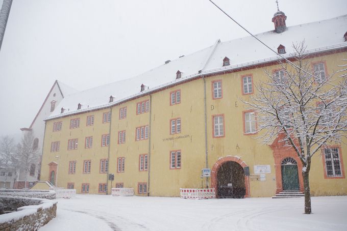 Das St. Michael-Gymnasium im Schneetreiben