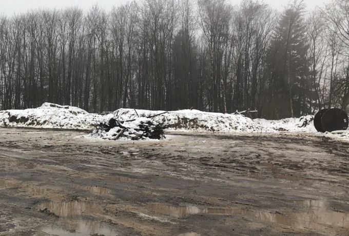 Das Bild zeigt den gesperrten Wanderparkplatz am Michelsberg