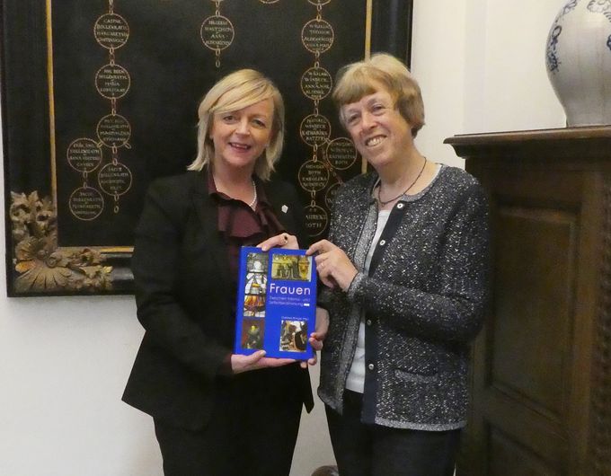 das Bild zeigt Bürgermeisterin Sabine Preiser-Marian mit Autorin Gisela Arnold