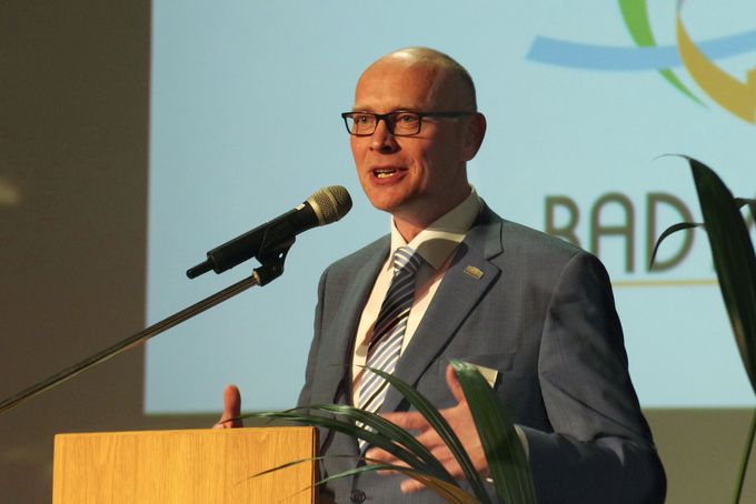 Bürgermeister Sebastian Glatzel steht am Rednerpult.