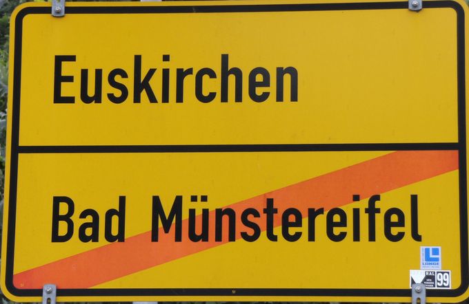 Das Bild zeigt ein Ortsschild von Bad Münstereifel
