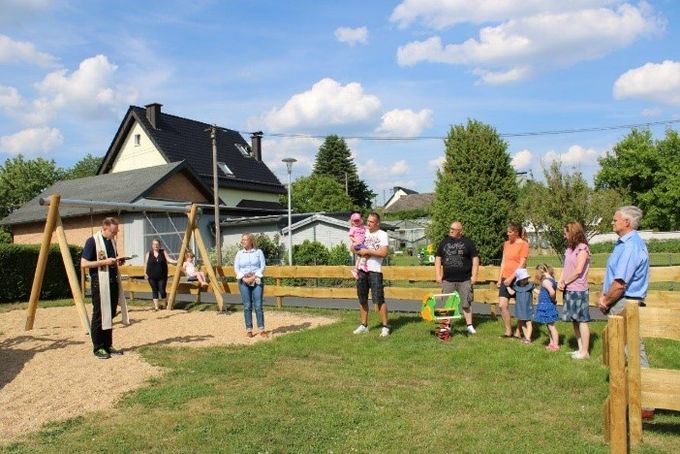 Das Bild zeigt die feierliche Einsegnung des neuen Spielplatzes