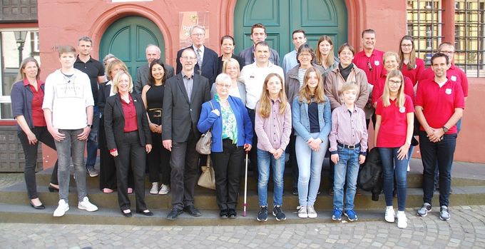 Das Bild zeigt die Bad Münstereifeler Köpfe 2018 vor dem Rathaus