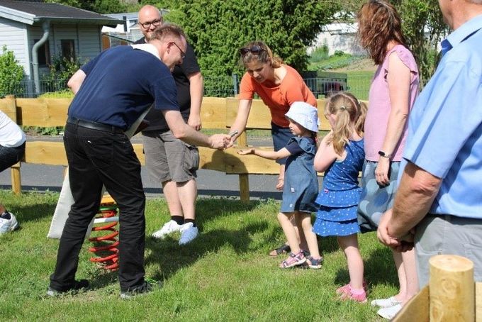Das Bild zeigt die Segnung der anwesenden Kinder 