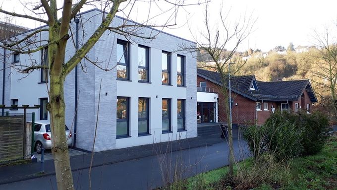 Das Bild zeigt den Erweiterungsbau der Kindertagesstätte Magische 12