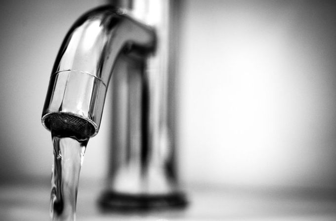 Das Bild zeigt einen Wasserhahn by Rudy and Peter Skitterians Quelle pixabay
