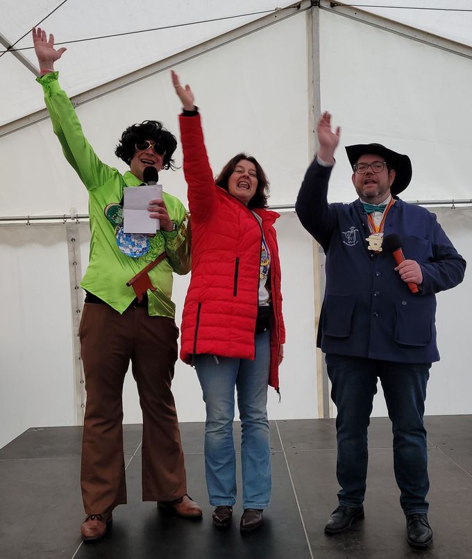 Für ihre Verdienste im Effelsberger Karneval wurde Heike Manheller (M.) von Bürgermeister Sebastian Glatzel (l.) mit dem Stadtorden ausgezeichnet.