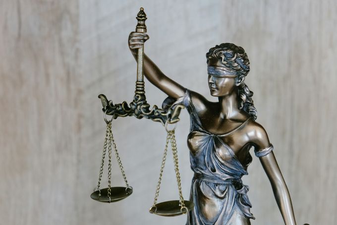 Bronzestatue der Justitia