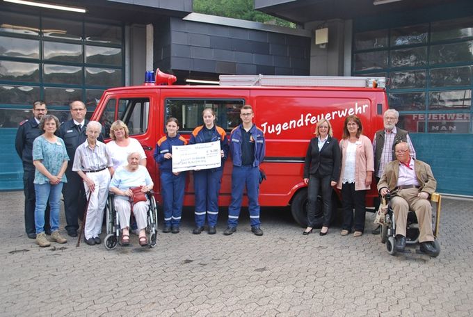 Das Bild zeigt die Spendenübergabe des Marienheims an die Jugendfeuerwehr