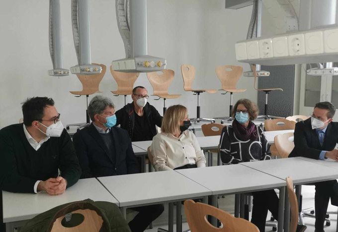 Das Bild zeigt auf der Schulbank: Florian Hammes, Vorsitzender Bau- und Feuerwehrausschuss der Stadt; Walter Henn, Leiter des Hochbauamts; Josef Honert, Hausmeister des St. Michael Gymnasiums; Bürgermeisterin Sabine Preiser-Marian; Silke Stertenbrink, Leiterin des Amtes für Bildung und Tourismus und Lutz Stichl, Stellvertretender Leiter des St. Michael Gymnasiums (v.l.n.r.).