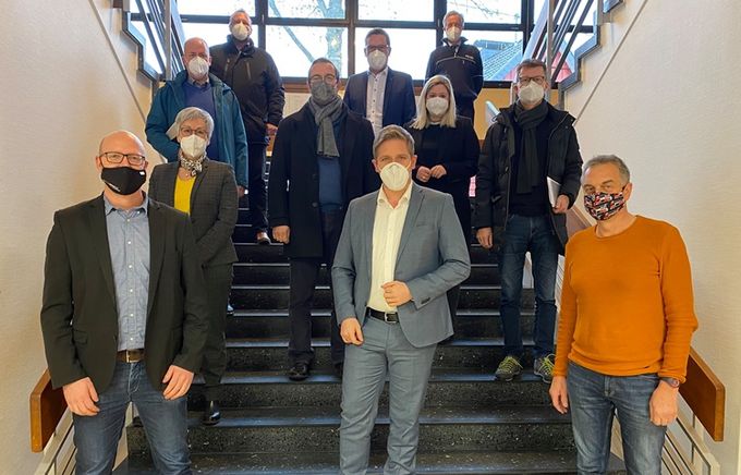 Das Bild zeigt Landrat Markus Ramers mit den Vertreterinnen und Vertretern der Eifelkommunen