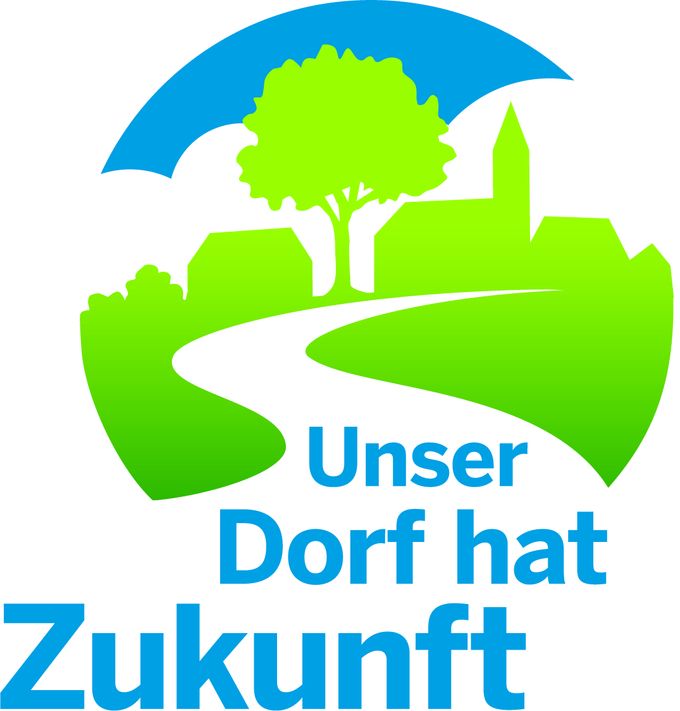 Das neue Logo des Wettbewerbs unser Dorf hat Zukunft zeigt am Fuß den blauen Schriftzug des Wettbewerbs. Darüber führt ein weißer Weg in eine grüne Wiese mit grünem Baum und grüner Silhouette einer Kirche