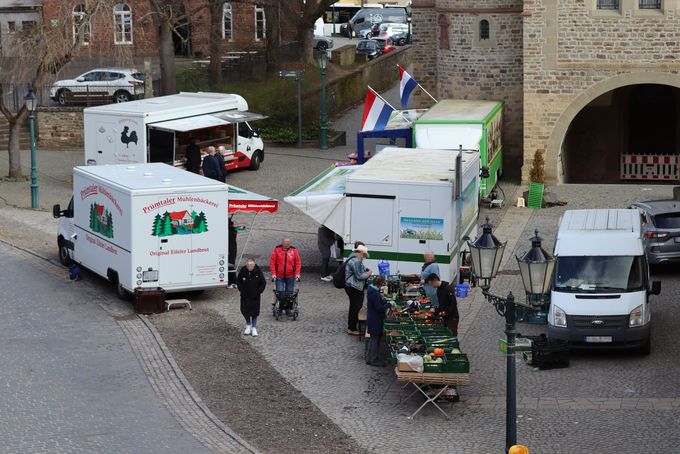 Der Wochenmarkt vor der Stiftskriche Bad Münstereifel vom Fenster des Ratssaals im ersten Stock des Rathauses aus fotografiert.