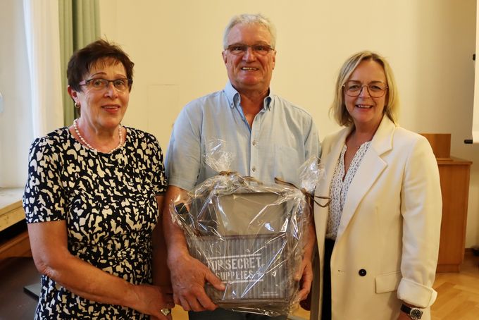 Auf dem Bild stehen von links nach recht Helga Hoever, Willie Hoever und Bürgermeisterin Sabine Preiser-Marian
