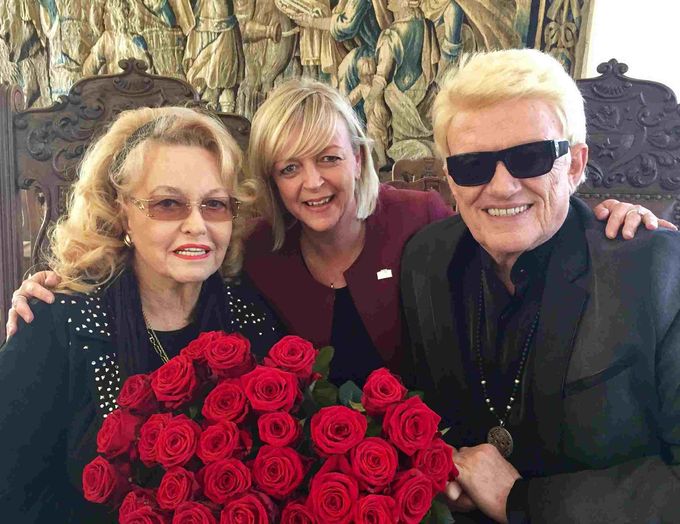 Das Bild zeigt Bürgermeisterin Sabine Preiser-Marian mit Heino und dessen Ehrefrau Hannelore