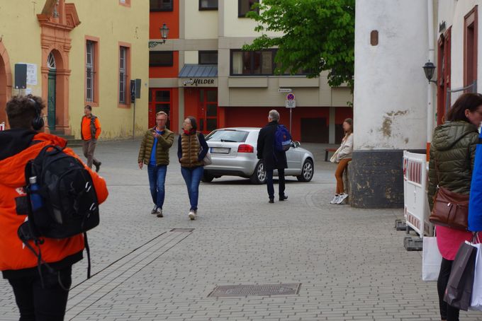 Auf dem Salzmarkt in Bad Münstereifel sind ein Auto und sieben Fußgänger unterwegs.