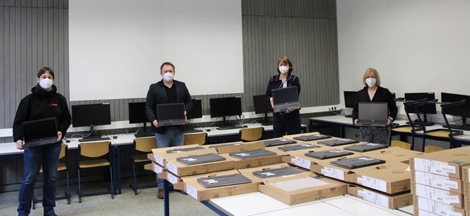 Das Bild zeigt die Übergabe der Laptops in der Realschule