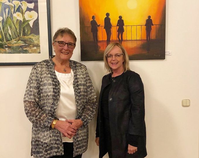 Das Bild zeigt Künstlerin Hilde Krauß mit Bürgermeisterin Sabine Preiser-Marian bei der Vernissage