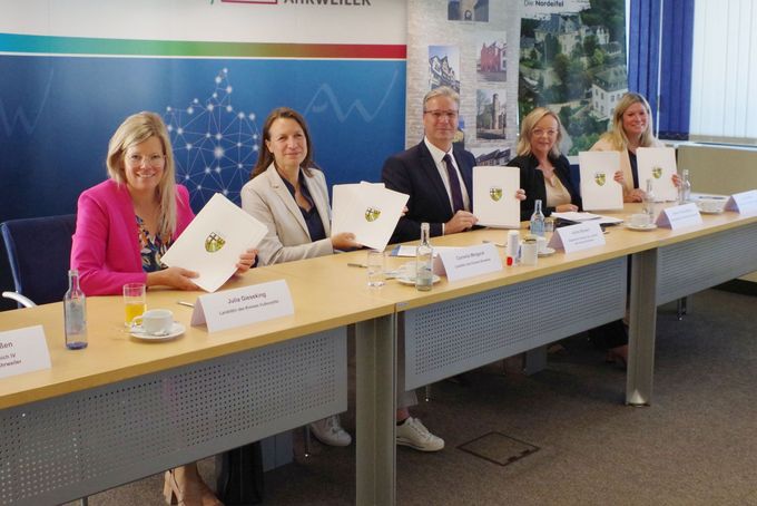 Das Bild zeigt die Unterzeichner des Vertrags 